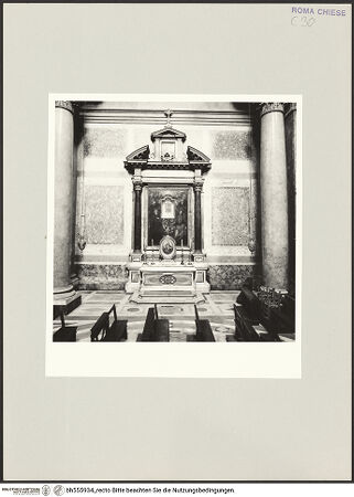 Vorderseite von Sopr. BAS ROMA [https://www.deutsche-digitale-bibliothek.de/content/lizenzen/rv-ez/] Santissima Trinità dei Pellegrini - linker Querarm, Stirnseite mit Altar, bh555934_recto. Foto.