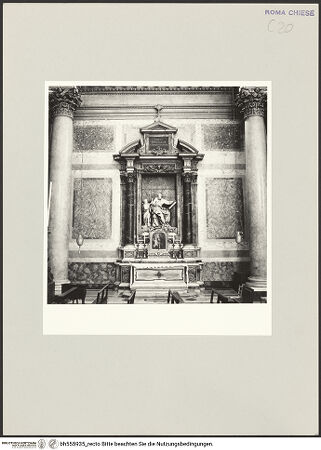 Vorderseite von Sopr. BAS ROMA [https://www.deutsche-digitale-bibliothek.de/content/lizenzen/rv-ez/] Santissima Trinità dei Pellegrini - rechter Querarm, Stirnseite mit Altar, bh555935_recto. Foto.