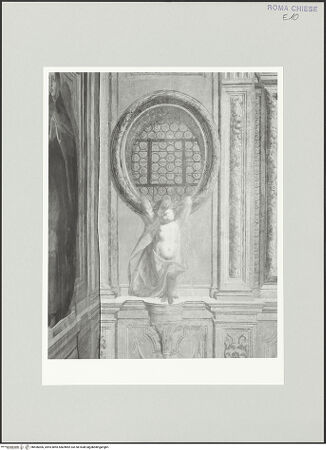 Vorderseite von Sopr. BAS ROMA [https://www.deutsche-digitale-bibliothek.de/content/lizenzen/rv-ez/] Freskenzyklus mit Jesuitenheiligen - linke Seitenwand, Detail: Putto stützt ein gemaltes Fenster, bh556006_recto. Foto.
