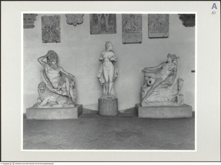 Vorderseite von Lieberman, Ralph [https://www.deutsche-digitale-bibliothek.de/content/lizenzen/rv-ez/] "Terra" - Frontalansicht flankiert von den Figuren des "Arno" und der "Quelle des Parnass", bh556203_recto. Foto.