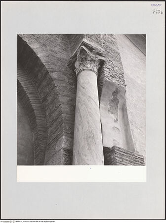 Vorderseite von Gramignazzi Serrone, Valerio [https://www.deutsche-digitale-bibliothek.de/content/lizenzen/rv-ez/] Santa SofiaSüdwestfassade - Fassade, Portal, Detail: rechte Säule, bh556255_recto. Foto: Gramignazzi, Benevento.