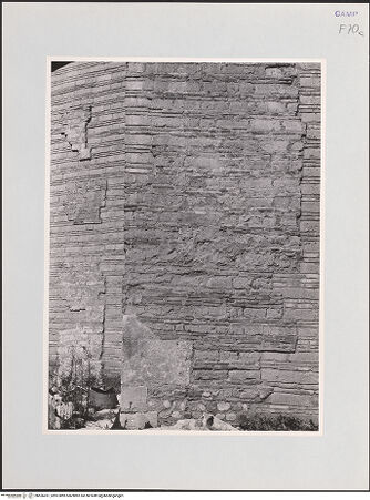 Vorderseite von unbekannt [https://www.deutsche-digitale-bibliothek.de/content/lizenzen/rv-ez/] Santa SofiaSüdfassade - Detail: Mauerwerk, bh556261_recto. Foto.