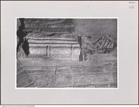 Vorderseite von Sopr. BAS NA [https://www.deutsche-digitale-bibliothek.de/content/lizenzen/rv-ez/] Szenen aus den Geburtsgeschichten Johannes' des Täufers und Jesu sowie Fragmente weiterer FreskenFragment einer Gewanddrapierung - Innenraum, Detail: Mauerwerk und Freskenfragment, bh556278_recto. Foto.