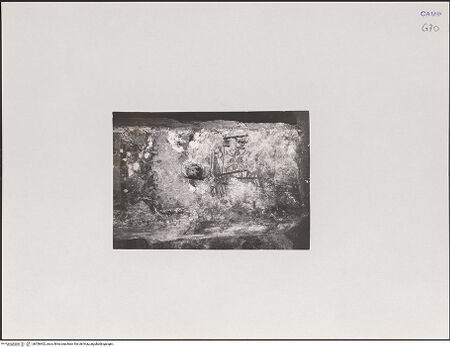 Vorderseite von unbekannt [https://www.deutsche-digitale-bibliothek.de/content/lizenzen/rv-ez/] FreskenzyklusApsis und Stirnwand (Pantokrator, Madonna und Engel) - Detail: Sockelvelum am nördlichen Teil der Apsis, bh556402_recto. Foto.