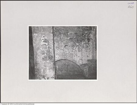 Vorderseite von Kunstgeschichtliches Institut Mainz [https://www.deutsche-digitale-bibliothek.de/content/lizenzen/rv-ez/] Freskenzyklus - Teilansicht der Westwand; unten: frühchristliches Arcosolium, bh556412_recto. Foto.