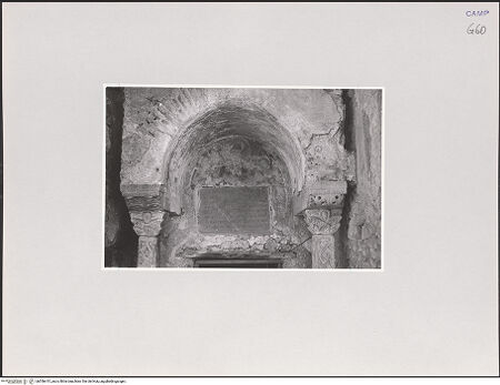 Vorderseite von unbekannt [https://www.deutsche-digitale-bibliothek.de/content/lizenzen/rv-ez/] FreskenzyklusPortalvorbau mit Lünette über dem Eingang (Madonna Orans und Engel) - Gesamtansicht der Lünette, bh556415_recto. Foto.