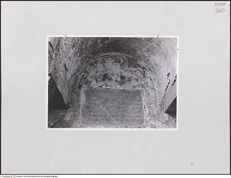 Vorderseite von unbekannt [https://www.deutsche-digitale-bibliothek.de/content/lizenzen/rv-ez/] FreskenzyklusPortalvorbau mit Lünette über dem Eingang (Madonna Orans und Engel) - Lünette mit Inschrifttafel, bh556416_recto. Foto.