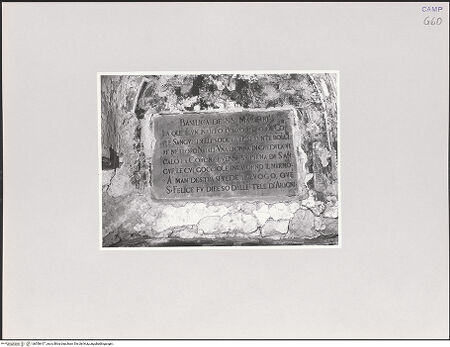 Vorderseite von Kunstgeschichtliches Institut Mainz [https://www.deutsche-digitale-bibliothek.de/content/lizenzen/rv-ez/] FreskenzyklusPortalvorbau mit Lünette über dem Eingang (Madonna Orans und Engel) - Detail: Inschrifttafel, bh556417_recto. Foto.