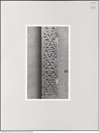 Vorderseite von unbekannt [https://www.deutsche-digitale-bibliothek.de/content/lizenzen/rv-ez/] Pfeiler mit floralem Ornament - Teilansicht, bh556479_recto. Foto.