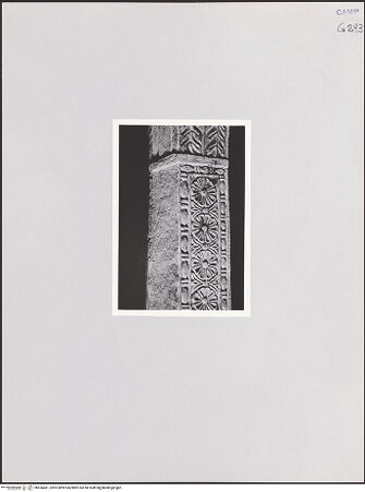 Vorderseite von unbekannt [https://www.deutsche-digitale-bibliothek.de/content/lizenzen/rv-fz/] Schranken - Pfeiler mit floralem Ornament, Detail, bh556481_recto. Foto.