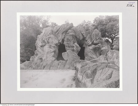 Vorderseite von Bibliotheca Hertziana [https://www.deutsche-digitale-bibliothek.de/content/lizenzen/rv-fz/] La Grande Cascata - Acquedotto Carolino (Der große Wasserfall) - Quellengrotte beim Austritt des Aquäduktes, bh556517_recto. Foto.