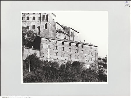 Vorderseite von Bibliotheca Hertziana [https://www.deutsche-digitale-bibliothek.de/content/lizenzen/rv-fz/] Palazzo Orsini - Marstall, bh556710_recto. Foto.