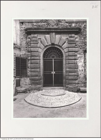 Vorderseite von Bibliotheca Hertziana [https://www.deutsche-digitale-bibliothek.de/content/lizenzen/rv-fz/] Palazzo Orsini - Südost-Fassade, Portal, bh556711_recto. Foto.