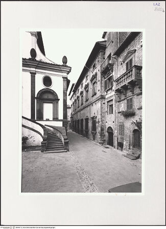 Vorderseite von Bibliotheca Hertziana [https://www.deutsche-digitale-bibliothek.de/content/lizenzen/rv-fz/] Palazzo Orsini - Parocchia S. Maria und Südost-Fassade, bh556712_recto. Foto.