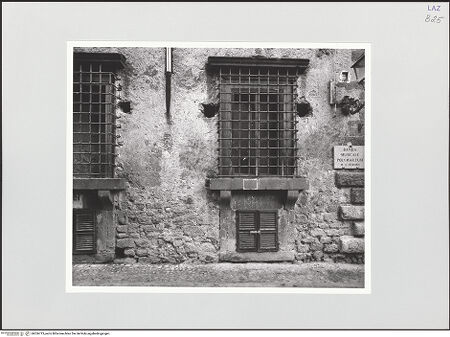 Vorderseite von Bibliotheca Hertziana [https://www.deutsche-digitale-bibliothek.de/content/lizenzen/rv-fz/] Palazzo Orsini - Südost-Fassade, Erdgeschossfenster, bh556713_recto. Foto.