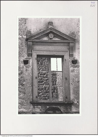 Vorderseite von Bibliotheca Hertziana [https://www.deutsche-digitale-bibliothek.de/content/lizenzen/rv-fz/] Palazzo Orsini - Südostfassade, Fenster über dem Portal, bh556718_recto. Foto.