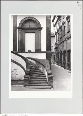 Vorderseite von Bibliotheca Hertziana [https://www.deutsche-digitale-bibliothek.de/content/lizenzen/rv-fz/] Palazzo Orsini - Detail: Treppe, bh556721_recto. Foto.