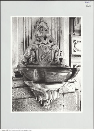 Vorderseite von Sigismondi, Roberto [http://creativecommons.org/licenses/by-nc-sa/4.0/] Weihwasserbecken mit Relief des heiligen Sebastian - Gesamtansicht, bh556753_recto. Foto: Sigismondi, Roberto.