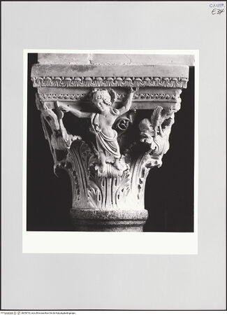 Vorderseite von Sigismondi, Roberto [http://creativecommons.org/licenses/by-nc-sa/4.0/] Säulen und BasenKapitell mit Figuren und Mischwesen - Kapitell 1: Detail, bh556793_recto. Foto: Sigismondi, Roberto.