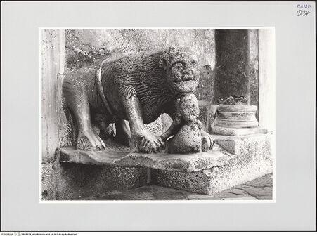 Vorderseite von Sigismondi, Roberto [https://www.deutsche-digitale-bibliothek.de/content/lizenzen/rv-fz/] HauptportalLöwen seitlich des Portals - Hauptportal: rechter Löwe, bh556874_recto. Foto: Sigismondi, Roberto.