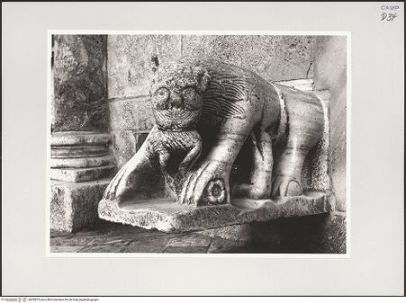 Vorderseite von Sigismondi, Roberto [https://www.deutsche-digitale-bibliothek.de/content/lizenzen/rv-fz/] HauptportalLöwen seitlich des Portals - Löwe links, bh556875_recto. Foto: Sigismondi, Roberto.