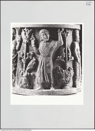 Vorderseite von Sigismondi, Roberto [http://creativecommons.org/licenses/by-nc-sa/4.0/] OsterleuchterBasis des Leuchters mit sechs Figuren und umlaufender Inschrift - Detail: junger Mann, bh556877_recto. Foto: Sigismondi, Roberto.