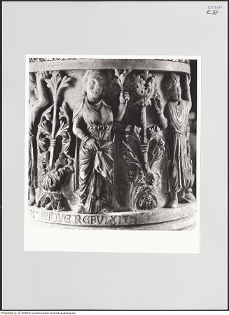 Vorderseite von Sigismondi, Roberto [http://creativecommons.org/licenses/by-nc-sa/4.0/] OsterleuchterBasis des Leuchters mit sechs Figuren und umlaufender Inschrift - Detail: junge Frau, bh556878_recto. Foto: Sigismondi, Roberto.