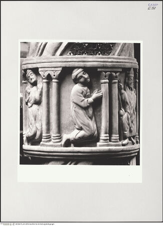 Vorderseite von Sigismondi, Roberto [http://creativecommons.org/licenses/by-nc-sa/4.0/] OsterleuchterUnterer Schaftring: thronender Bischof und Geistliche, durch Doppelsäulen von einander getrennt - Mönch, bh556879_recto. Foto: Sigismondi, Roberto.