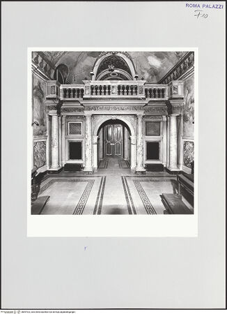 Vorderseite von Sopr. Archeologica di Roma, Museo Nazionale Romano [https://www.deutsche-digitale-bibliothek.de/content/lizenzen/rv-ez/] Palazzo AltempsChiesa della Beata Maria Vergine della Clemenza e di Sant'Aniceto - Blick zum Eingang, bh557923_recto. Foto.