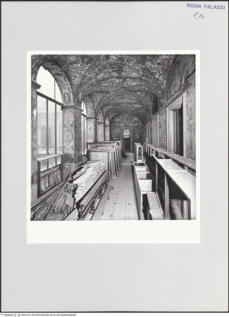 Vorderseite von Sopr. Archeologica di Roma, Museo Nazionale Romano [https://www.deutsche-digitale-bibliothek.de/content/lizenzen/rv-ez/] Palazzo AltempsFreskierte Loggia - Ansicht vor Restaurierung (mit eingelagerten Möbeln) nach Westen, bh557924_recto. Foto.