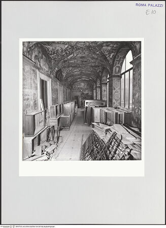 Vorderseite von Sopr. Archeologica di Roma, Museo Nazionale Romano [https://www.deutsche-digitale-bibliothek.de/content/lizenzen/rv-ez/] Palazzo AltempsFreskierte Loggia - Ansicht vor Restaurierung (mit eingelagerten Möbeln) nach Osten, bh557925_recto. Foto.