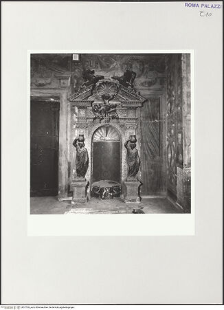 Vorderseite von Sopr. Archeologica di Roma, Museo Nazionale Romano [https://www.deutsche-digitale-bibliothek.de/content/lizenzen/rv-ez/] Mosaikbesetzter Ädikulawandbrunnen mit Sprenggiebel und Figurenschmuck - Zustand vor der Restaurierung, bh557926_recto. Foto.