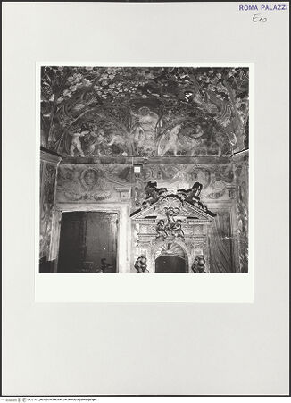 Vorderseite von Sopr. Archeologica di Roma, Museo Nazionale Romano [https://www.deutsche-digitale-bibliothek.de/content/lizenzen/rv-ez/] Freskierte LoggiendekorationFresken der Ostwand: Putti mit Steinbock und Bär zwischen Engel und Altemps-Wappenfelder, darunter Scheintüren - Gesamtansicht, bh557927_recto. Foto.