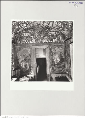 Vorderseite von Sopr. Archeologica di Roma, Museo Nazionale Romano [https://www.deutsche-digitale-bibliothek.de/content/lizenzen/rv-ez/] Palazzo AltempsFreskierte Loggia - Westwand zum Studiolo, bh557928_recto. Foto.