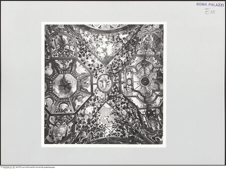 Vorderseite von Sopr. Archeologica di Roma, Museo Nazionale Romano [https://rightsstatements.org/page/CNE/1.0/] Freskierte LoggiendekorationTrompe l'oeil-Dekoration mit illusionistischen Weinlauben, Putten und Tieren - , bh557931_recto. Foto.