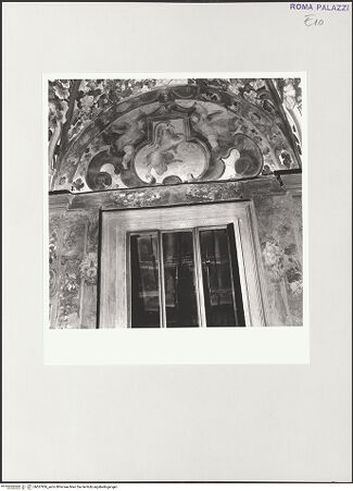 Vorderseite von Sopr. Archeologica di Roma, Museo Nazionale Romano [https://www.deutsche-digitale-bibliothek.de/content/lizenzen/rv-ez/] Freskierte LoggiendekorationSteinbock mit Putti auf illusionistischem maßwerkartigen Rahmen - , bh557936_recto. Foto.