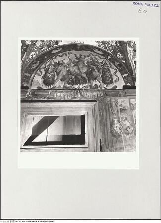 Vorderseite von Sopr. Archeologica di Roma, Museo Nazionale Romano [https://rightsstatements.org/page/CNE/1.0/] Freskierte LoggiendekorationPutti, die mit einem Strauß spielen - , bh557937_recto. Foto.