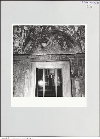 Vorderseite von Sopr. Archeologica di Roma, Museo Nazionale Romano [https://rightsstatements.org/page/CNE/1.0/] Freskierte LoggiendekorationPutti, die mit einem Schwan spielen - , bh557938_recto. Foto.