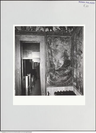 Vorderseite von Sopr. Archeologica di Roma, Museo Nazionale Romano [https://rightsstatements.org/page/CNE/1.0/] Freskierte LoggiendekorationFresken der WestwandJagdszene vor weiter Landschaft mit Hütte - , bh557939_recto. Foto.