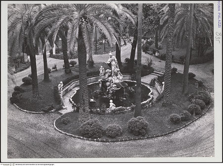 Vorderseite von unbekannt [http://creativecommons.org/licenses/by-nc-sa/4.0/] Fontana "Venezia che sposa il Mare" - Blick vom 1.Obergeschoss der Loggia auf den Brunnen, bh558548_recto. Foto: Dellacher, Max (Lienz).