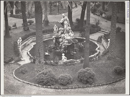 Vorderseite von unbekannt [http://creativecommons.org/licenses/by-nc-sa/4.0/] Fontana "Venezia che sposa il Mare" - Blick vom 1. Obergeschoss der Loggia auf den Brunnen, bh558549_recto. Foto: Dellacher, Max (Lienz).