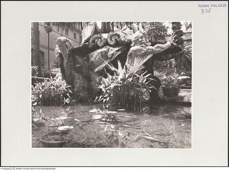 Vorderseite von Bibliotheca Hertziana [http://creativecommons.org/licenses/by-nc-sa/4.0/] Fontana "Venezia che sposa il Mare" - Detail: Tritonen der Vorderseite, bh558587_recto. Foto: D'Onofrio, Cesare.