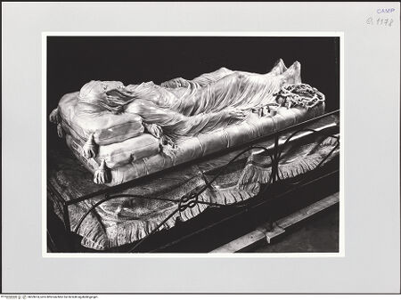 Vorderseite von Sigismondi, Roberto [http://creativecommons.org/licenses/by-nc-sa/4.0/] Aufgebahrter Christus (Cristo Velato) - Gesamtansicht, bh559074_recto. Foto: Sigismondi, Roberto.