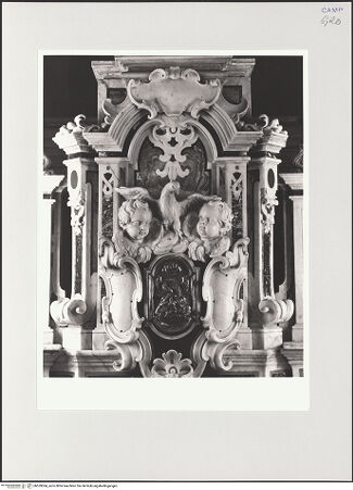 Vorderseite von Sigismondi, Roberto [http://creativecommons.org/licenses/by-nc-sa/4.0/] Hauptaltar - Detail: Tabernakel mit Engeln und Taube, bh559594_recto. Foto: Sigismondi, Roberto.