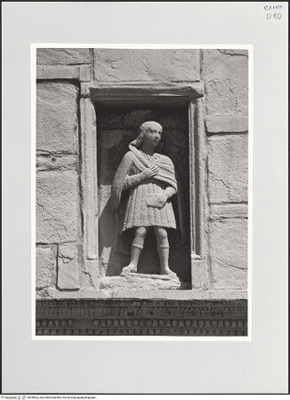 Vorderseite von Sigismondi, Roberto [http://creativecommons.org/licenses/by-nc-sa/4.0/] Drei Reliefs über den PortalenHeiliger Elzearius von Sabran - Gesamtansicht, bh559602_recto. Foto: Sigismondi, Roberto.