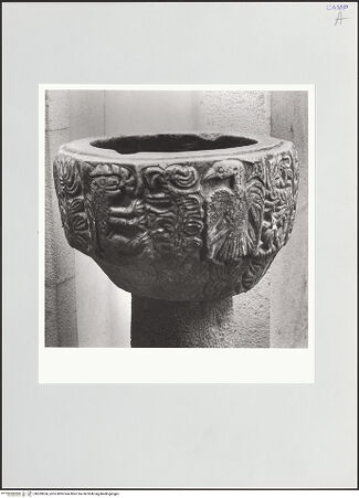 Vorderseite von Sigismondi, Roberto [http://creativecommons.org/licenses/by-nc-sa/4.0/] Weihwasserbecken - Gesamtansicht, bh559634_recto. Foto: Sigismondi, Roberto.