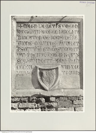 Vorderseite von Bibliotheca Hertziana [https://www.deutsche-digitale-bibliothek.de/content/lizenzen/rv-fz/] Inschrifttafel zur Weihe der Treppe zu Santa Maria in Aracoeli - Gesamtansicht, bh559683_recto. Foto: D'Onofrio, Cesare.