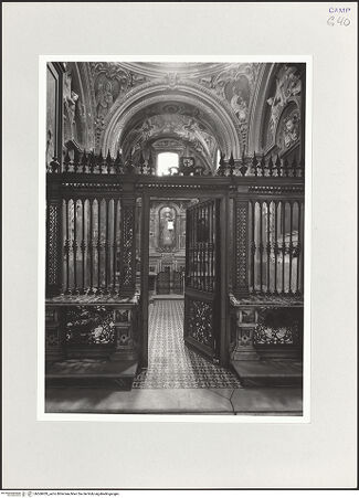 Vorderseite von Spina, Luigi [https://www.deutsche-digitale-bibliothek.de/content/lizenzen/rv-ez/] DuomoCappella di Santa Maria Suricorum - Blick in die Kapelle mit Gitter im Vordergrund, bh560439_recto. Foto: Spina, Luigi.