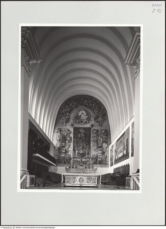 Vorderseite von Spina, Luigi [https://www.deutsche-digitale-bibliothek.de/content/lizenzen/rv-fz/] Duomo - Blick in das Presbyterium mit Gewölbe, Altar, Fresken und Chorgestühl, bh560447_recto. Foto: Spina, Luigi.
