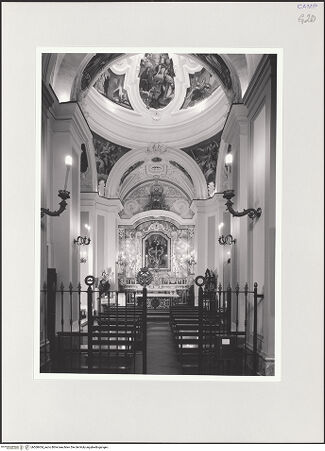 Vorderseite von Spina, Luigi [https://www.deutsche-digitale-bibliothek.de/content/lizenzen/rv-ez/] Sant'ElpidioCappella del Monte dei Morti - Blick in die Kapelle durch Gitter im Vordergrund, bh560454_recto. Foto: Spina, Luigi.